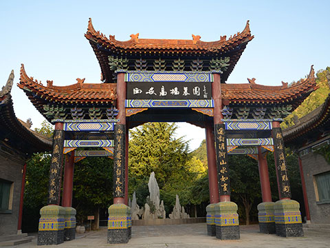 高橋墓園-坐落在風景秀麗的鯨魚溝風景區(qū)