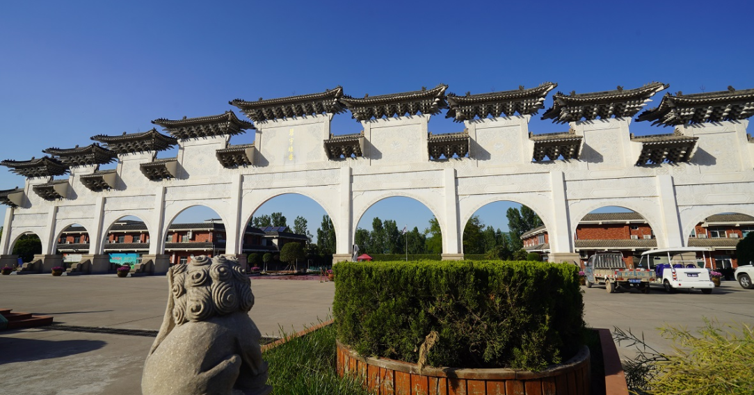 西安霸陵墓園新區(qū)景觀九孔山門全景